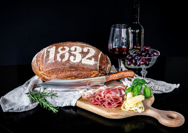 1832er Brot auf einem Brotzeitbrett mit Wurst & Käse, Brotmesser und Rotwein
Foto von Karin Kollmannsperger